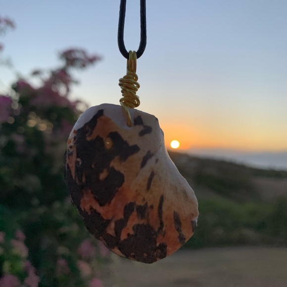 Calico sea tumbled shell necklace - Picture 3 of 4